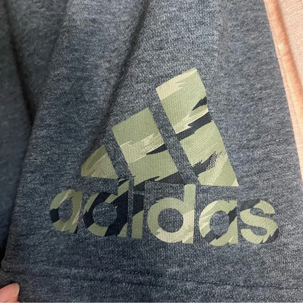 Adidas Essentials Heather Gray Tiger Camo Short Knit Apparel Size Small